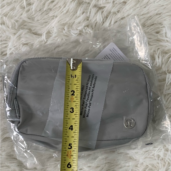 Lululemon Everywhere belt bag 1L, Silver Drop/ White -Discontinued - Picture 9 of 16